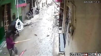 Brutální útok toulavého býka na ženu v úzké uličce v Dillí