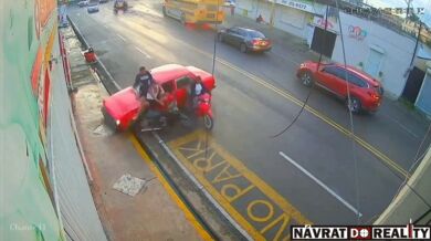 Řidič automobilu srazil motorkáře