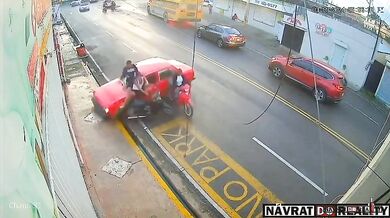 Řidič automobilu srazil motorkáře