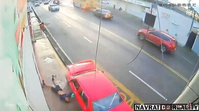 Řidič automobilu srazil motorkáře