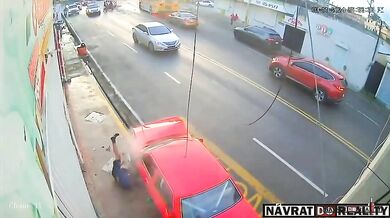 Řidič automobilu srazil motorkáře