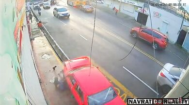 Řidič automobilu srazil motorkáře