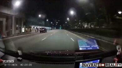 Srážka dívky na mobilu jdoucí na přechodu na červenou