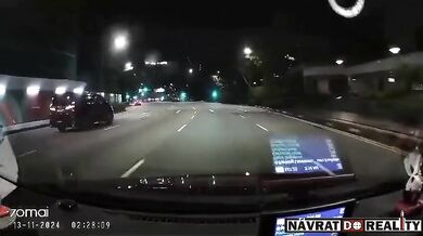 Srážka dívky na mobilu jdoucí na přechodu na červenou