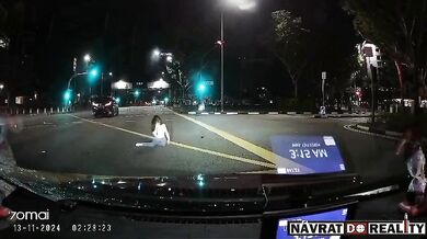 Srážka dívky na mobilu jdoucí na přechodu na červenou