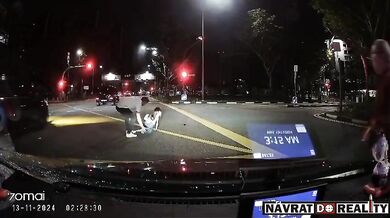 Srážka dívky na mobilu jdoucí na přechodu na červenou