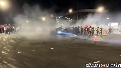 Dva hospitalizovaní po nelegálním driftování v ulicích