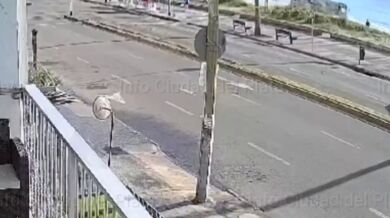 Autobus v Uruguayi sjel z vozovky na pláž v Montevideu