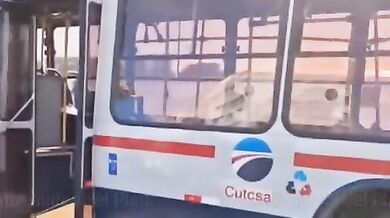 Autobus v Uruguayi sjel z vozovky na pláž v Montevideu