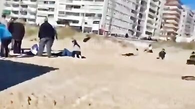 Autobus v Uruguayi sjel z vozovky na pláž v Montevideu