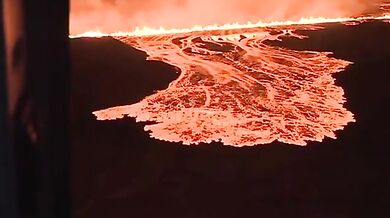 Islandská sopka chrlí žhavou lávu