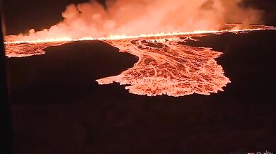 Islandská sopka chrlí žhavou lávu