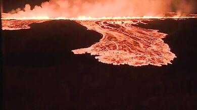 Islandská sopka chrlí žhavou lávu