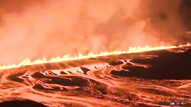Islandská sopka chrlí žhavou lávu