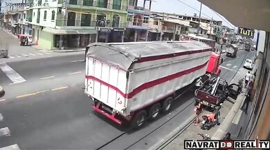 Starší cyklista spadl pod projíždějící kamion