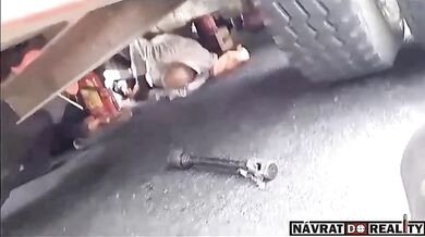 Starší cyklista spadl pod projíždějící kamion