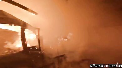 POV záběr zasahujícího hasiče