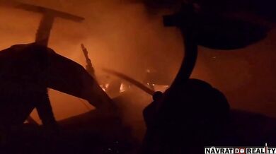 POV záběr zasahujícího hasiče