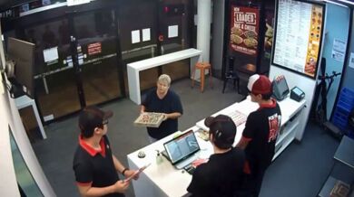 Karma pro ženu stěžující si na pizzu