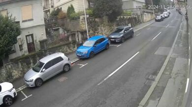 Žena zapomněla zatáhnout ruční brzdu