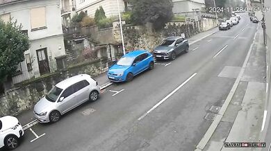 Žena zapomněla zatáhnout ruční brzdu