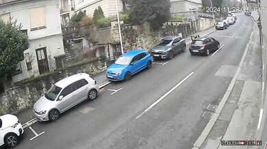 Žena zapomněla zatáhnout ruční brzdu