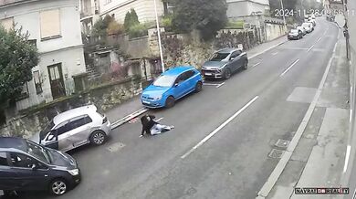 Žena zapomněla zatáhnout ruční brzdu