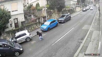 Žena zapomněla zatáhnout ruční brzdu