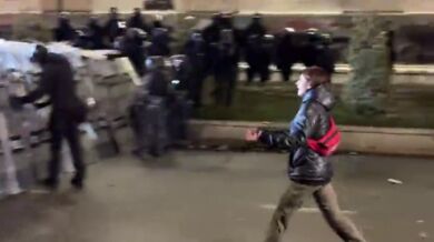 Policie pohltila demonstrantku