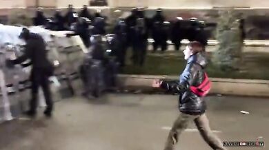 Policie pohltila demonstrantku