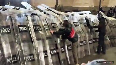 Policie pohltila demonstrantku