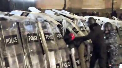 Policie pohltila demonstrantku