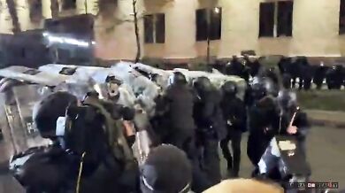 Policie pohltila demonstrantku