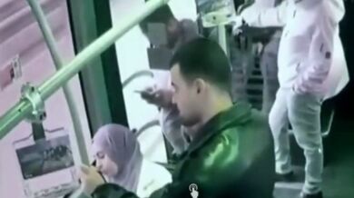 Nehoda v Istanbulu: Pasažér vypadl z metrobusu kvůli uvolněnému poklopu