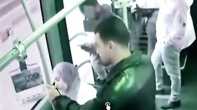 Nehoda v Istanbulu: Pasažér vypadl z metrobusu kvůli uvolněnému poklopu