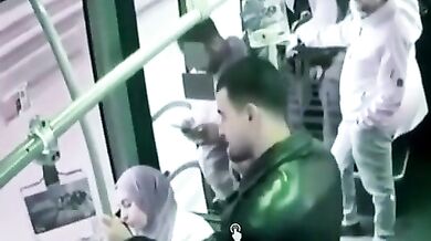 Nehoda v Istanbulu: Pasažér vypadl z metrobusu kvůli uvolněnému poklopu