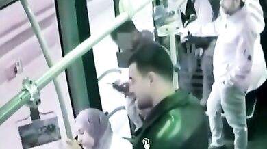 Nehoda v Istanbulu: Pasažér vypadl z metrobusu kvůli uvolněnému poklopu