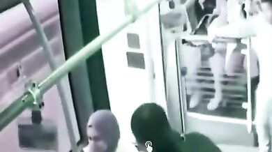 Nehoda v Istanbulu: Pasažér vypadl z metrobusu kvůli uvolněnému poklopu