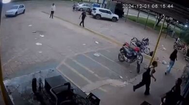 Žena najela autem do obchodu s alkoholem po odmítnutí prodeje