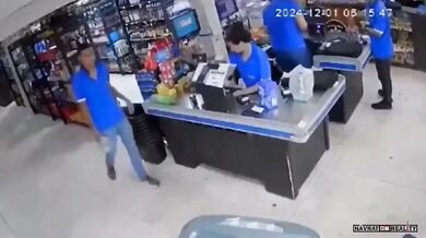 Žena najela autem do obchodu s alkoholem po odmítnutí prodeje