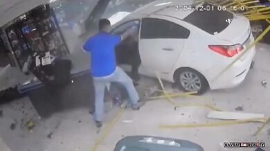 Žena najela autem do obchodu s alkoholem po odmítnutí prodeje