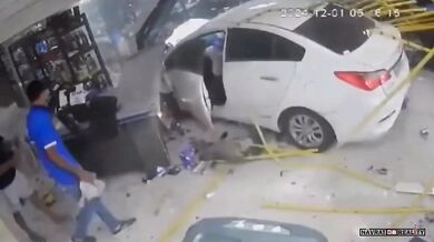 Žena najela autem do obchodu s alkoholem po odmítnutí prodeje