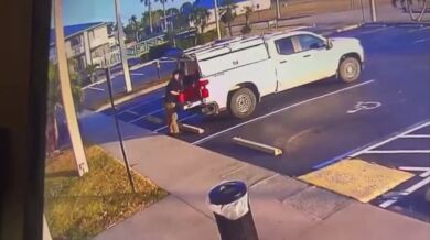 Výbuch na parkovišti hotelu zranil muže