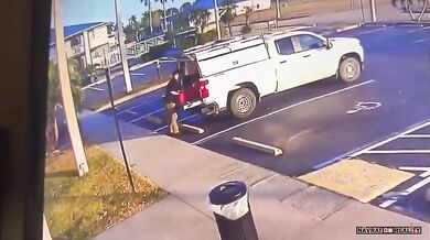 Výbuch na parkovišti hotelu zranil muže