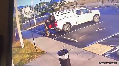 Výbuch na parkovišti hotelu zranil muže