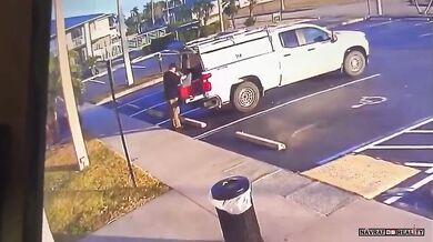 Výbuch na parkovišti hotelu zranil muže