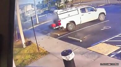 Výbuch na parkovišti hotelu zranil muže