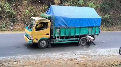 Skútrař málem dostal ránu do hlavy