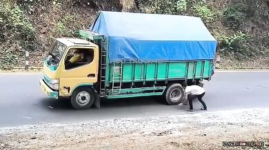 Skútrař málem dostal ránu do hlavy