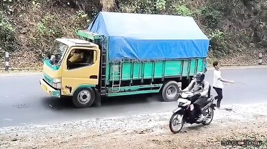 Skútrař málem dostal ránu do hlavy